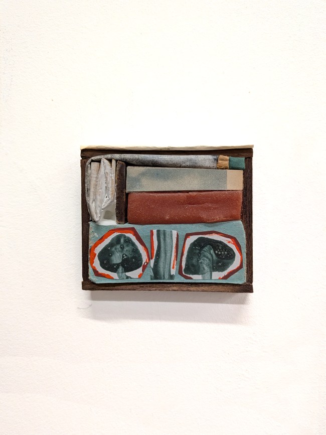 Alors que j’interroge mes larmes, 2026, papier, peinture, bois, cire, 6x7cm