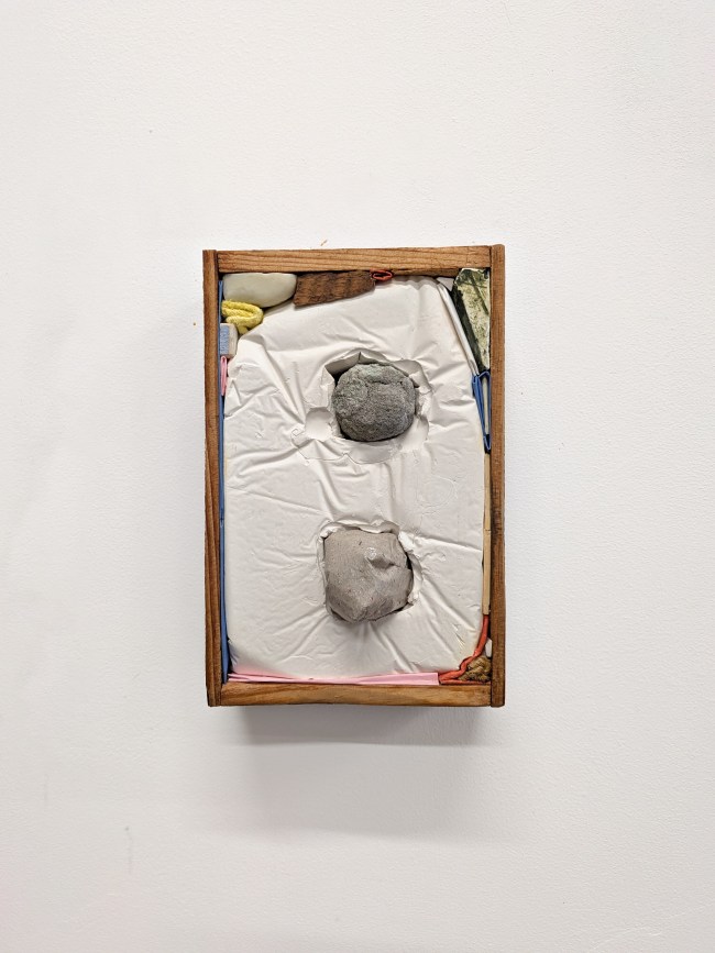 Au foyer des rebus, 2026, plâtre, papier, bois, textile, 19x13cm