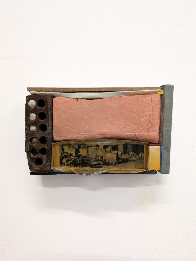 Dans son repos je gomme les doutes, 2026, bois, papier, résine, photographie, textile, peinture, argile 9x14cm