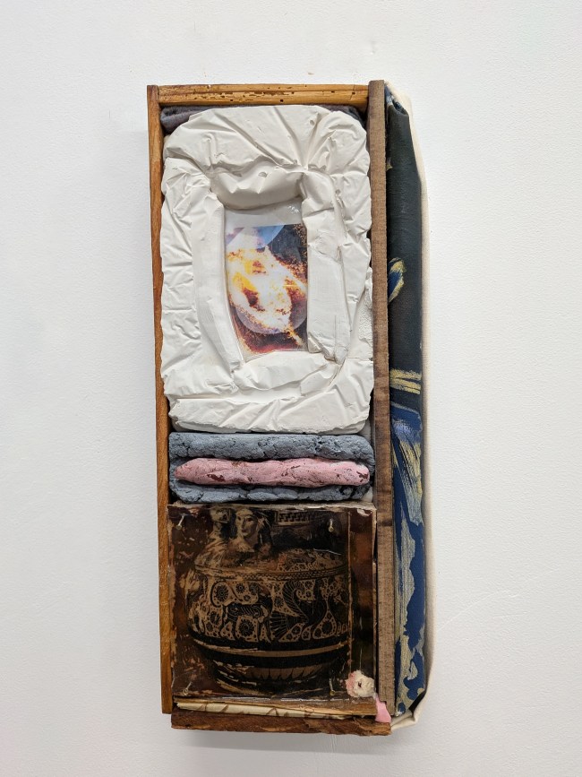 c’est l’erreur insistante qui l’emporte, 2026, papier, photo, cire, résine, peinture, bois, toile, 34x15cm